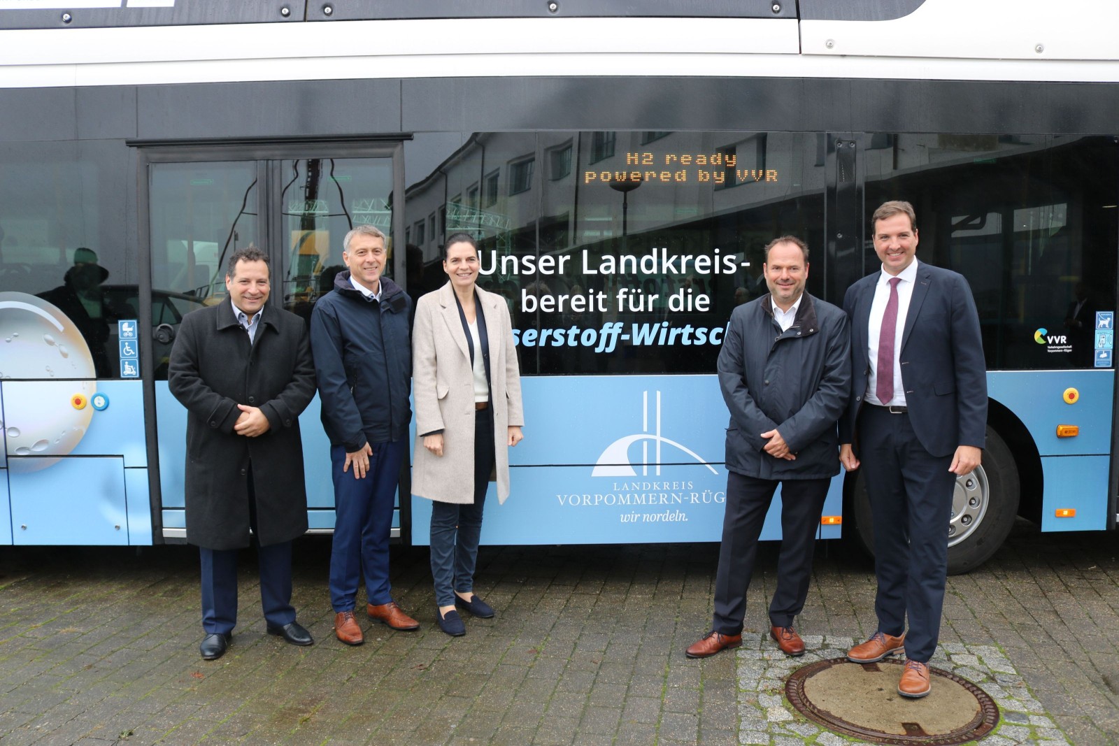 Emissionsfrei in die Zukunft – dafür warben heute Landrat Dr. Stefan Kerth (v.li.), Staatssekretärin Ines Jesse und VVR-Geschäftsführer Ulrich Sehl. João Caeiro, Deutschland-Manager von Ca - © VVR